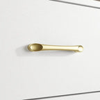 Commode noire et blanche à 9 tiroirs avec poignées dorées, simple