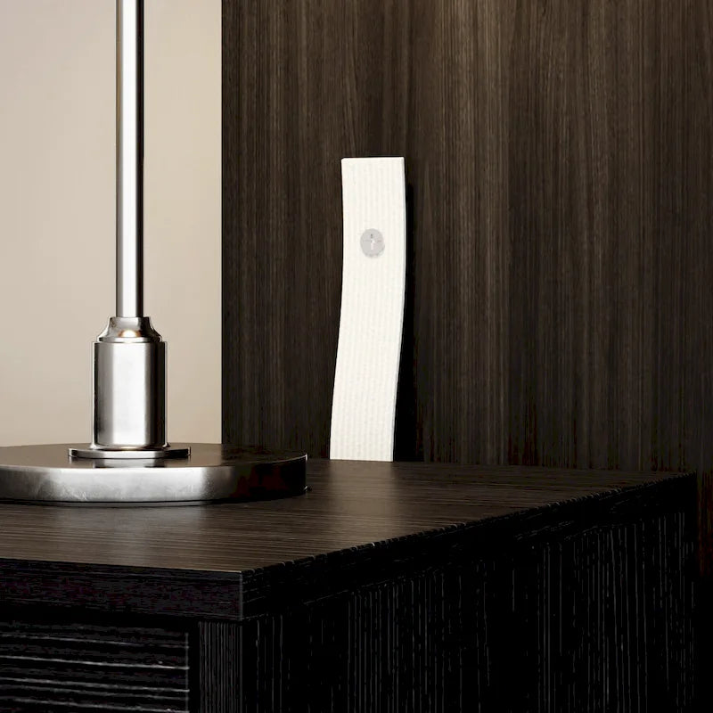 Commode noire et blanche à 9 tiroirs avec poignées dorées, simple