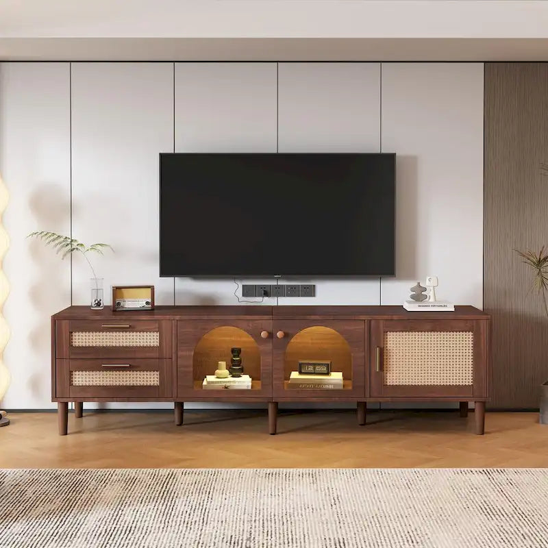 Meuble TV de style rotin marron foncé avec 3 placards et 2 tiroirs, pour téléviseurs jusqu'à 80"