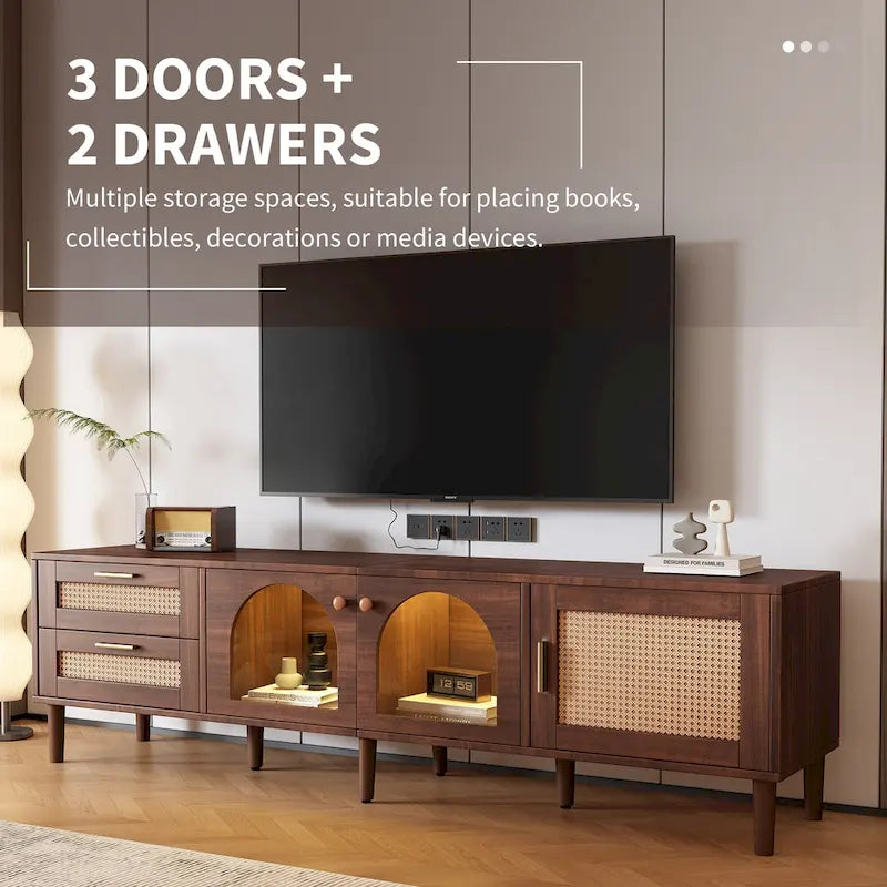 Meuble TV de style rotin marron foncé avec 3 placards et 2 tiroirs, pour téléviseurs jusqu'à 80"