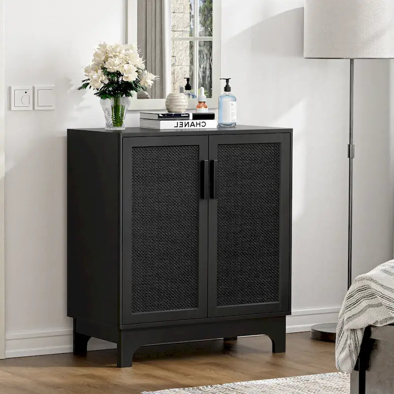 Buffet bas noir à 2 portes en rotin avec étagère réglable